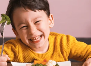 ¿Cómo debe ser la alimentación de los niños en edad escolar?