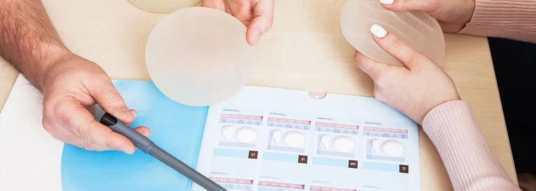 Tipos de implantes mamarios y cómo elegir el mejor para cada paciente