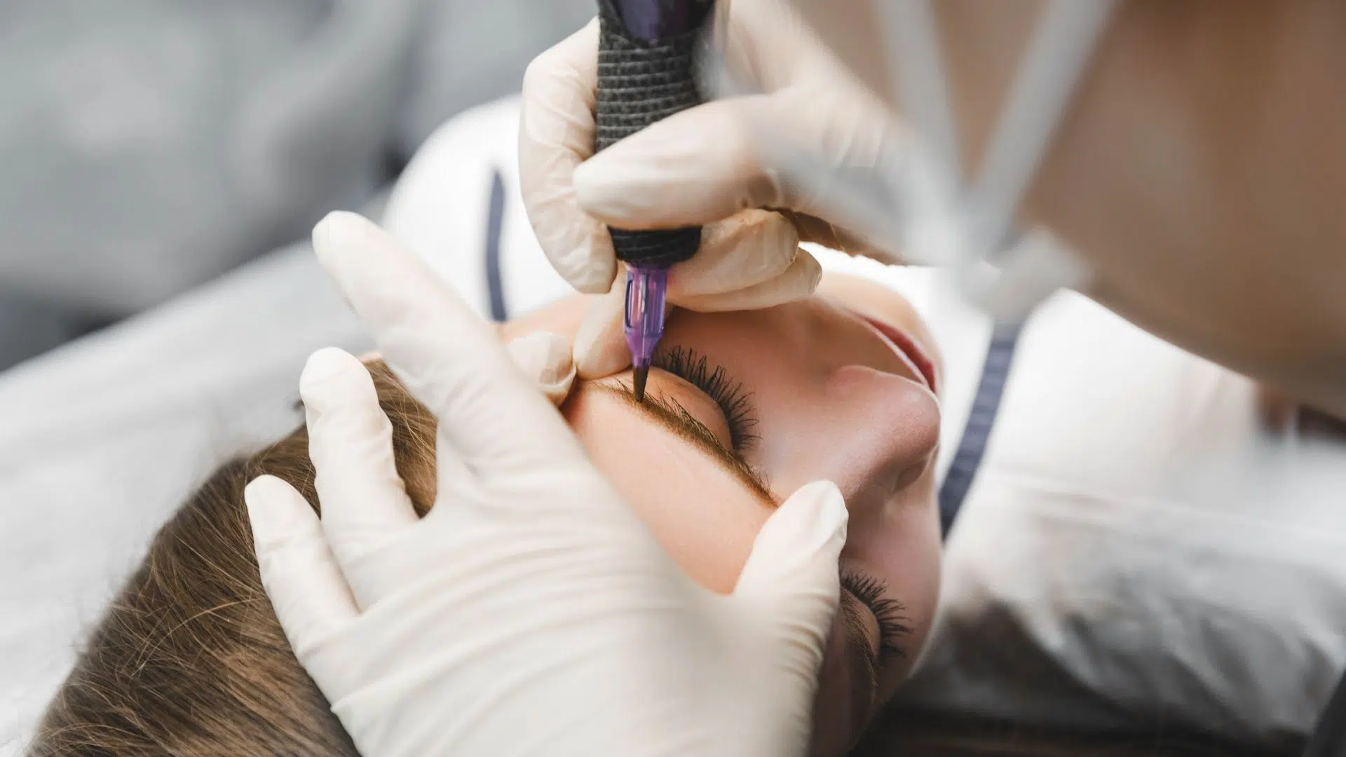 Una mujer se somete a una técnica de micropigmentación, que es la aplicación de pigmentos orgánicos en la piel