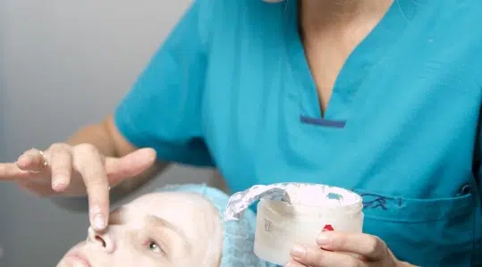 estudiar-trabajar-enfermeria-cosmetica