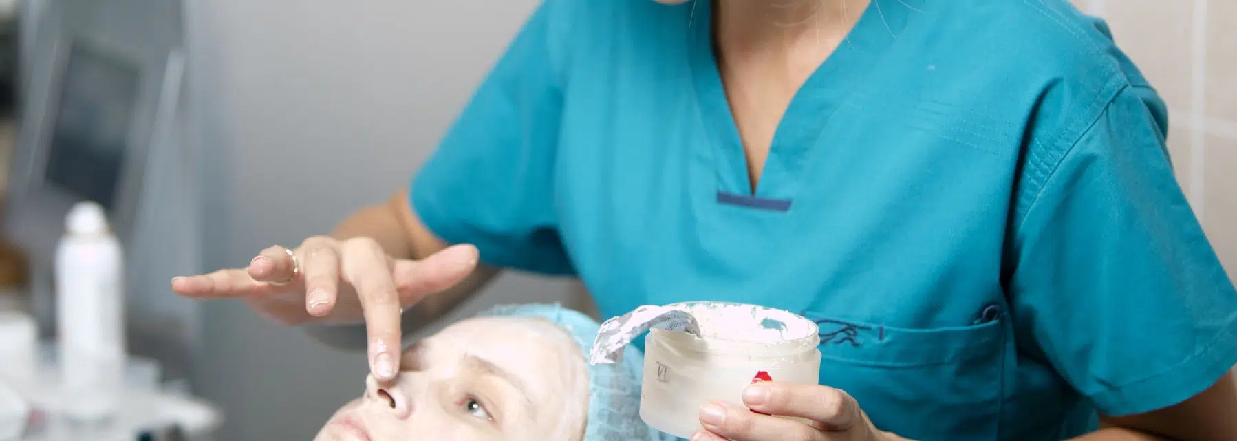 estudiar-trabajar-enfermeria-cosmetica
